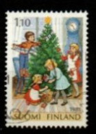 FINLANDE   -   1981 .  Y&T N° 854 Oblitéré .   Enfants Décorant Un Sapin - Usados