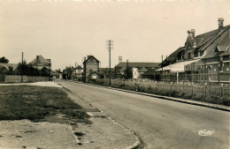 80* ST OUEN  Rue De La Gare     (CPSM 9x14cm)     RL28,0357 - Saint Ouen