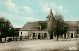 89* COURSON LES CARRIERES  Place De La Halel CPSM (9x14cm)       RL44,0639 - Courson-les-Carrières