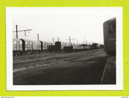 PHOTO Originale TRAIN Rames De Wagons Divers Couvert Plat Silo Des Années 60 à Situer - Trains