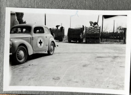 Photographie Ancienne ORIGINALE SNAPSHOT VOITURE CROIX ROUGE SYRIE C.I.C.R  Ambulance DAMAS 7,5 X 4,8 ENV CM ( RefJS17 ) - Cars