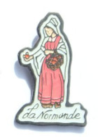 Pin's LA NORMANDE - Normande En Costume Folklorique - Vendeuse De Pommes - N246 - Autres & Non Classés