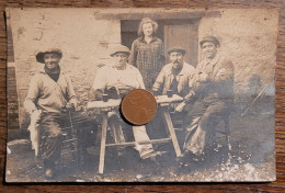 Carte-Photo Ancienne, Ouvriers Agricoles, Casquettes, Bérets, Pêcheur, Poisson, Hommes Attablés, Femme, Vin, Gros Plan - Pesca