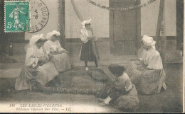 CPA - 85 - Les Sables-d'Olonne - Pêcheuses Réparant Leur Filet - Beau Plan - TB état Voir Scan - Pays De La Loire