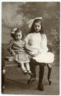 TWO PRETTY GIRLS - SISTERS (WINTERBOURNE, PHOTOGRAPHER, COVENTRY) - Abbildungen