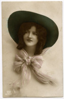 EDWARDIAN FASHION : PRETTY GIRL WITH LARGE HAT (HAND-COLOURED) / VENTNOR, FELIXSTOWE (WHITE) - Moda