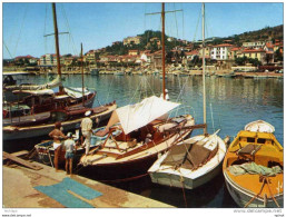 83 CPM   LE LAVANDOU LE PORT    TB ETAT - Le Lavandou