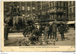 69 LYON LA PLACE DES TERREAUX  FONTAINE BARTHOLDI ET LES PIGEONS BELLE ANIMATION  B ETAT - Other & Unclassified