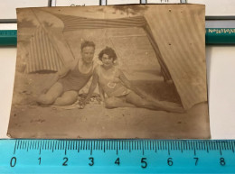 REAL PHOTO SNAPSHOTS PIN UP PLAGE - Couple Assis Sur La Plage - Pin-ups