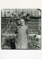 Postal Strike Margaret Mitchell Woman & Sunflower Photo Art Postcard - Otros & Sin Clasificación