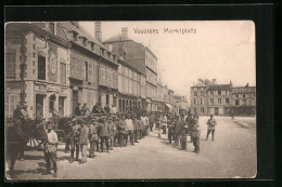 CPA Vouziers, Des Soldats Auf Dem La Place Du Marché  - Vouziers