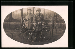 Foto-AK Zwei Damen Mit Ihren Fahrrädern  - Sonstige & Ohne Zuordnung