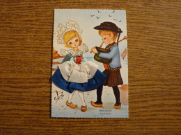 Carte Brodée "Bretagne - Pont Aven " - Jeune Couple - Jeune Femme Costume Brodé/Tissu- 9,7x14,3cm Env. - Brodées