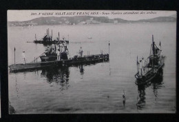 Cp, Bateaux, Bateau De Guerre, Marine Militaire Française, Sous Marins Attendant Les Ordres - Unterseeboote