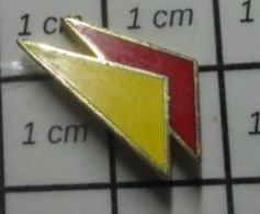 1818A PINS PIN'S / Beau Et Rare : AUTRES / 2 JOLIS TRIANGLES ROUGE ET JAUNE - Autres & Non Classés