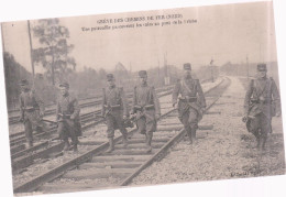 GREVE DES CHEMINS DE FER DU NORD - Patrouille Parcourant Les Voies - Streiks