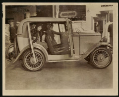 Fotografie Keystone, Ausstellung London Int. Motor Show, Auto Triumph Super - 7, Messestand Novel Salon Olympia 1931  - Cars