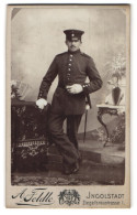 Fotografie A. Feldle, Ingolstadt, Ziegelbräustr. 1, Soldat Mit Bajonett U. Schirmmütze In Uniform  - Anonymous Persons