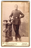 Fotografie W. Hausmann, Gnesen, Post-Str. 114, Soldat Mit Bajonett U. Schirmmütze In Uniform  - Anonymous Persons