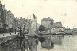 14 - Honfleur - Le Bassin De L'Ouest Et La Lieutenance - Bateaux - CPA - Oblitération Ronde De 1906 - Etat Léger Pli Vis - Honfleur