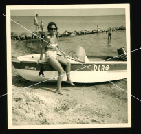 Orig. Foto 60er Jahre Hübsches Mädchen Am Strand, Rettungsboot Berlin DLRG Sweet Girl On The Beach Fashion Typical 60s - Anonymous Persons