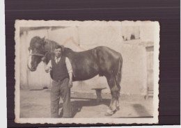 PHOTO D UN HOMME AVEC UN CHEVAL 8.5 X 6 CM - Anonieme Personen