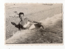 Snapshot Superbe Pin-up Femme Plage Maillot De Bain Mer Ocean Baignade Bronzage 50s - Anonymous Persons