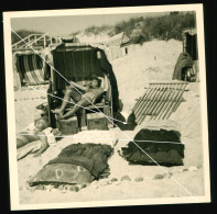 Orig. Foto 60er Jahre Süsses Mädchen & Junge Schlafen Am Strand Sweet Girl & Boy Sleep On Beach Fashion Typical 60s - Anonieme Personen