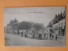 LE CREUSOT -- Place Des Alouettes - BELLE ANIMATION Environ 25 Personnes Près De La Borne à Eau - Le Creusot