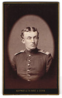 Fotografie G. Th. Hase, Freiburg I. B., Karlsplatz 4, Einjährig Freiwilliger Soldat Rgt. 113 In Uniform  - Anonymous Persons