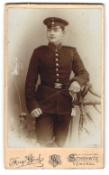 Fotografie Hugo Graf, Schedewitz B. Zwickau, Hauptstr. 71, Artillerist Rgt. 12 Mit Schirmmütze U. Bajonett In Uniform  - Anonymous Persons