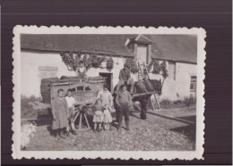 PHOTO DE L EQUIPE DE VENDANGE 1954 CHARETTE AVEC PERSONNES 8.5 X 6 CM - Anonieme Personen