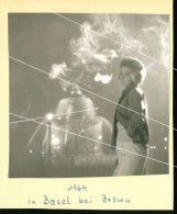Orig. Foto 1964 Schnappschuss Mädchen Konzert BROWN Rauchwolken, Snapshot Young Girl Concert BROWN, Clouds Of Smoke - Anonieme Personen