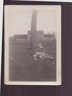 PHOTO D UN ENFANT ASSIS PRES D UN ARBRE 6.5 X 9 CM - Anonieme Personen