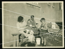 Orig. Foto 30er Jahre Süßer Junge, Ernte, Eimer, Kinderwagen, Szene, Sweet Boy, Typical Scene 30s Agriculture, Village - Anonieme Personen