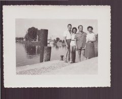 PHOTO DE PERSONNES DEVANT LE LAC D ANNECY 11.5 X 9 CM - Anonieme Personen