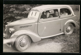 Foto-AK Familie Mit Kleinkind Im Ford Sitzend, Auto  - Voitures De Tourisme