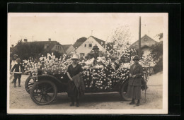 AK Geschmücktes Auto Mit Insassen Zum Blumentag  - Altri & Non Classificati