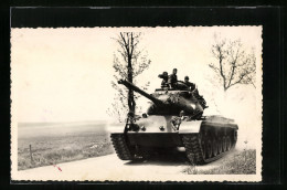 Foto-AK Soldaten Der Bundeswehr Im Panzer Auf Einer Strasse  - Autres & Non Classés