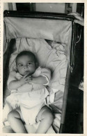 Carte Photo - Portrait - Enfant - Bébé Dans Son Berceau - CPA - Voyagée En 1948 - Voir Scans Recto-Verso - Fotografie