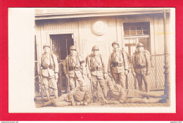 Milit-450Ph54  Carte Photo, Groupe De Militaires Avec Casque, Armes, Col N° 150, Cpa BE - Autres & Non Classés