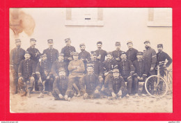 Milit-843Ph87  Carte Photo, Un Groupe De Militaires, Col 132 - Autres & Non Classés