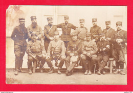 Milit-842Ph87  Carte Photo, Un Groupe De Militaires, Col 132 - Autres & Non Classés