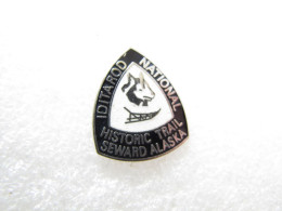 PIN'S    HUSKY   CHIENS DE TRAINEAUX IDITAROD NATIONAL  ALASKA   Email Grand Feu - Tiere