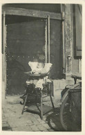 Carte Photo - Portrait - Enfant - Bébé Dans Sa Chaise Haute - CPA - Voir Scans Recto-Verso - Fotografie