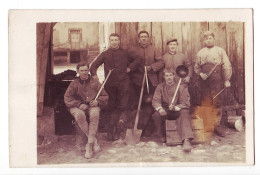 31451 / Carte-Photo 6 Soldats Du 81em Régiment Ustensiles Cuisine Pelle écrite 1915s - Weltkrieg 1914-18