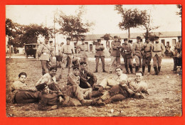 31491 / Carte-Photo Caserne Repos Soldat Sous-Officiers Beret Insigne épées Croisées Tête Mort ? Automobile 1930s - Regimente