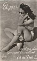 CARTE POSTALE PETIT FORMAT 09CM/14CM ORIGINALE DENTELEE DES ANNEES 1950/60 : JEUNE FEMME PIN UP SEXY EROTIC A LA PLAGE - Pin-Ups