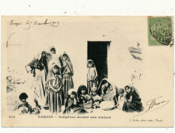 ZARZIS - Indigènes Devant Une Maison - Tunesien