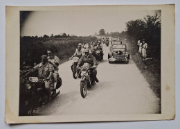 PHOTOGRAPHIE - FRANCE - TOUR DE FRANCE  50 - MOTOS ET VOITURES SUIVEUSES - COURSE - PRESSE - ACTION - Radsport